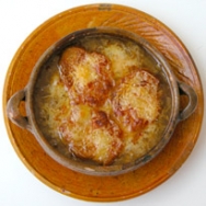 Sopa de cebolla gratinada con Emmental