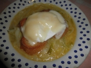 Sopa de cebolletas con tostada y huevo