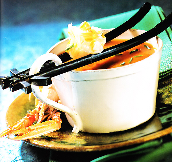 Sopa de cigalas y miso con fardelitos de pasta wonton
