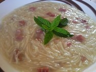 Sopa de fideos con jamón