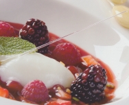 Sopa de fresones, con verduritas al dente, helado de yogur y frutos del bosque