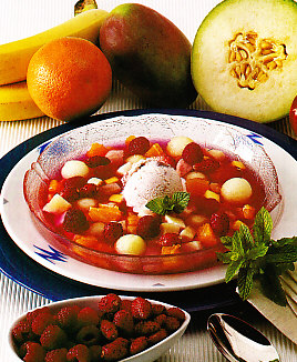Sopa de frutas con helado