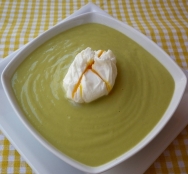 Sopa de guisantes con huevos escalfados