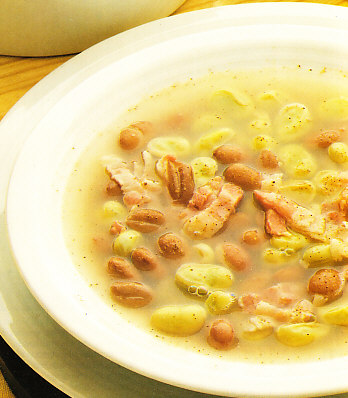 Sopa de habas tiernas con bacon