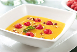 Sopa de melocotón con frambuesas y pistachos