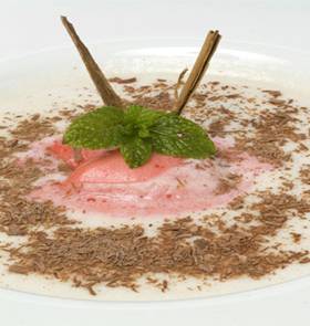 Sopa de melón con helado de fresa