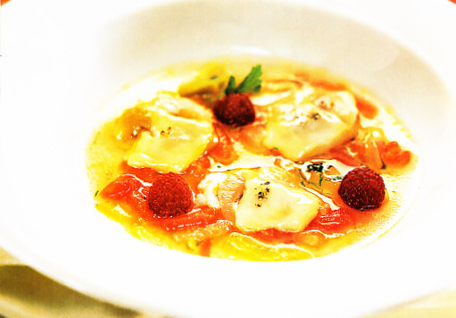 Sopa de ostras, pan picante y frambuesas