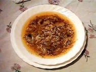 Sopa de pan con crujiente de ajos tiernos