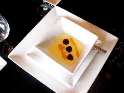 Sopa de piña y pomelo rosa con salsa de frambuesas