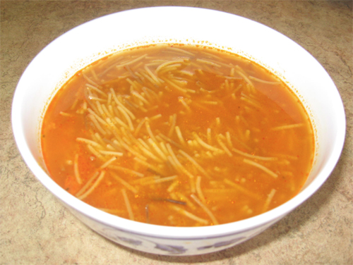 Sopa de pollo con cardamomo