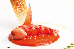 Sopa de tomate con langostino y crujiente de jamón