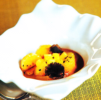 Sopa de trufa con chocolate, naranja, plátano y piña