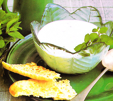 Sopa de yogur y pepino al estilo de Oriente Próximo