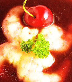 Sopa fría de cerezas con colas de gamba