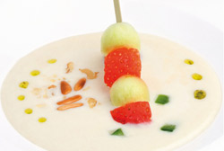 Sopa fría de piñones y nueces
