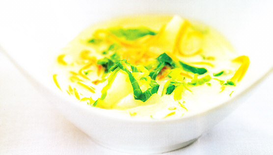 Sopa rápida de col, zanahoria y bacalao