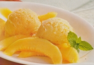 Sorbete de melón, frutas confitadas y almendras