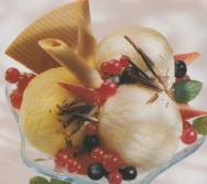 Sorbetes de limón y mango, con frutos del bosque