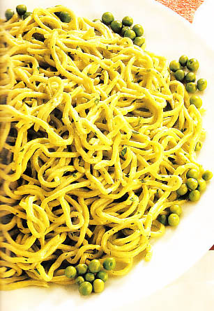 Espaguetis verdes con guisantes