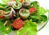 SSardinas en escabeche con vegetales y queso feta