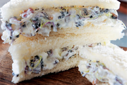 Surtido de germinados con queso feta y crema griega ahumada
