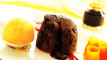 Sutileza tibia de chocolate espesa y luciente con dos antiguos compañeros de viaje