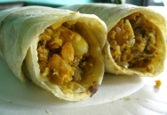 Tacos mexicanos de patata y huevos revueltos