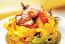 Tagliatelle con salsa arrabiata y calamarcitos a la plancha