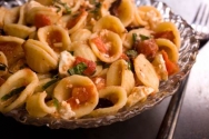 Tagliatelle con tomate, queso feta y albahaca