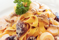 Tagliatelli con palmitos y hongos