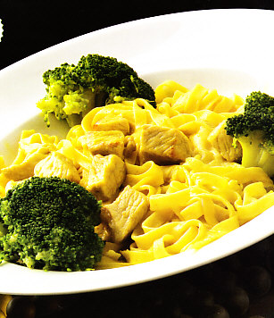 Tallarines caseros con lomo y brócoli