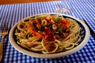Tallarines con atún y anchoas