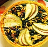 Tarta de espinacas, manzanas y piñones