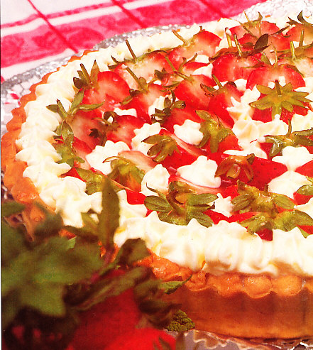 Tarta de fresones con crema, nata y mermelada