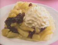 Tarta de manzana con frutos secos y nata