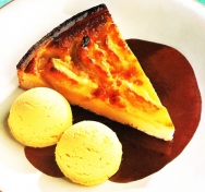 Tarta de manzana con helado