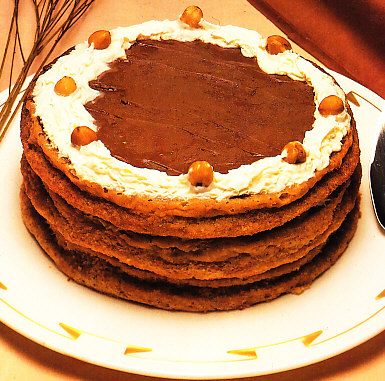 Tarta de merengue con chocolate y avellanas