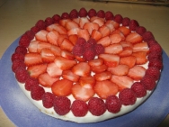 Tarta helada de queso con fresas y frambuesas