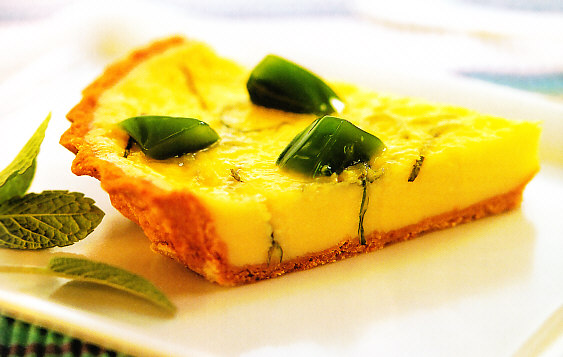 Tarta rellena de requesón con gelatina de sálvia