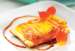 Tarta tatín de mango  emperador y crema fría de coco