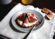 Tartaletas de crema de tres quesos con brevas y miel