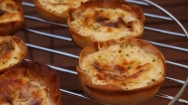 Tartaletas de roquefort y almendras