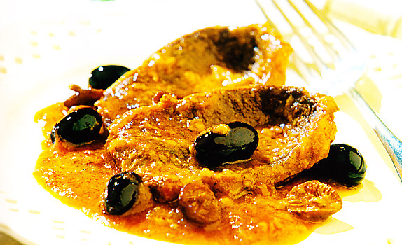 Ternera con salsita, olivas muertas y moixernons