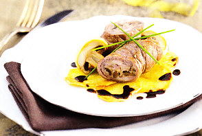 Ternera rellena de salchicha, champiñones y beicon