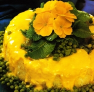 Timbal de arroz con guisantes y pétalos de prímulas amarillas