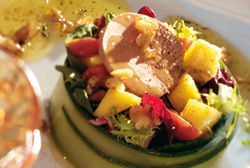 Timbal de lechugas con virutas de foie, piña caramelizada y vinagreta de nueces