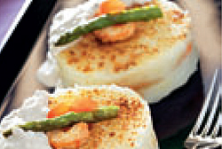 Timbal de puré de patatas con gambas, salsa de nueces gratinada y verduras salteadas