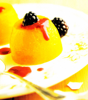 Tocinillos del cielo con salsa tibia de moras