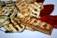 Tofu a la parrilla con pimientos y berenjena