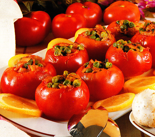 Tomates rellenos con guisantes
